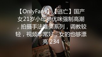 露脸老板娘就喜欢盯着看我操她，无套大屌啪啪操逼最后撸射一逼