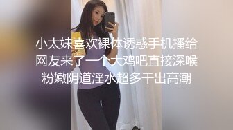 美艳网红熟妖KTV赴会，俩妖一男一起进厕所爱爱，口交后入啪啪，外边唱着歌里面艹着淫秽的妖，想想都刺激死啦！