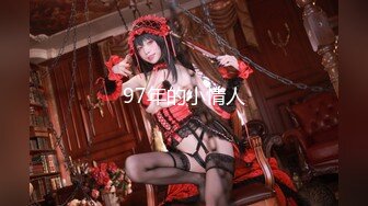 《极品CP魔手外购》美女如云餐饮店大神躲藏女厕逼脸同框偸拍数位小姐姐方便，被一个美女发现翻车了还好没有推门吓尿了