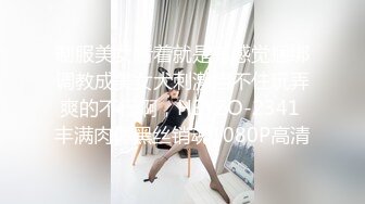 眼镜小哥玩弄居家人妻，露脸丝袜诱惑，口交大鸡巴让小哥吃奶舔逼，房间里多场景多体位爆草抽插，精彩别错过