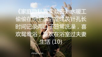 【新片速遞】无毛白虎一线天小妹撅着屁股让大哥玩逼，先给逼逼和菊花吸跟烟，道具抽插菊花，扩阴器看骚穴特写道具玩弄