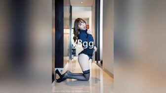 漂亮美女唱歌唱开心了直接露奶露逼给你看