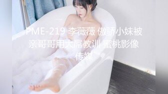 苗条骚女被两个男人任意玩弄，肉棒无套干嫩穴就是要中出