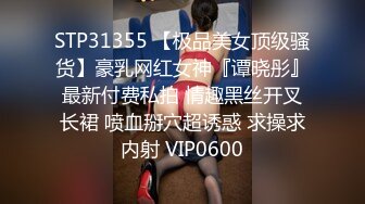 科技园女厕开叉裙粉内裤知性丽人 鲜红的无毛穴喷起来像天女散花